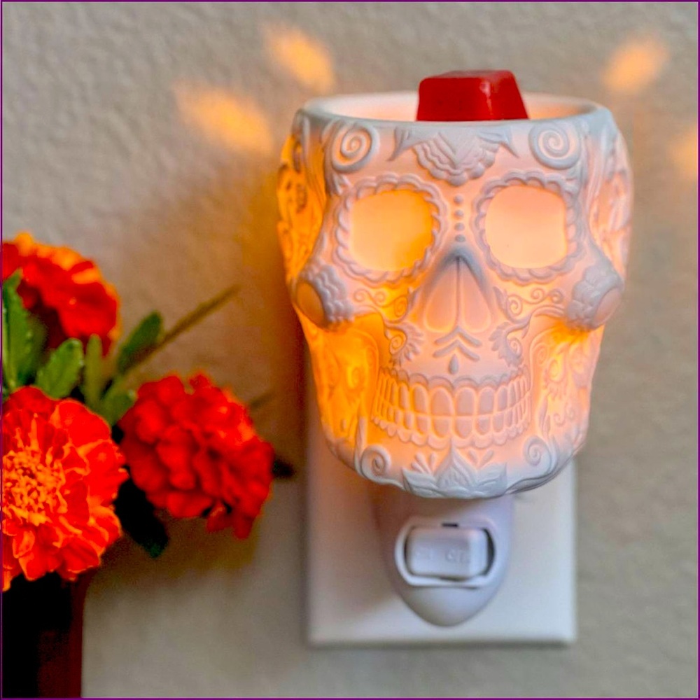 Scentsy Calaverita Mini Wax Melt Warmer ~ Day of the Dead Sugar Skull